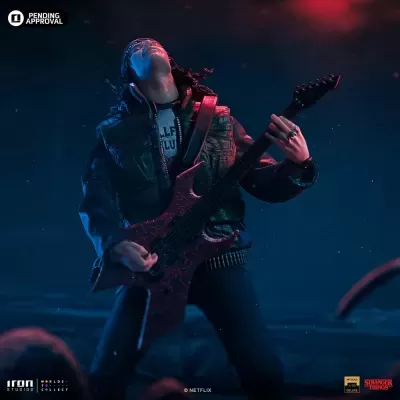 Figura colecionável de personagem a tocar guitarra elétrica vermelha com casaco preto