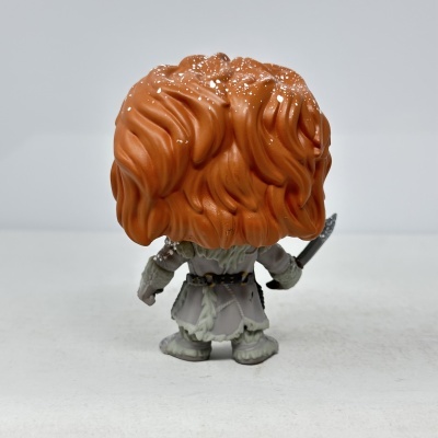 Figura colecionável de costas com cabelo castanho alaranjado e roupa cinza clara segurando faca