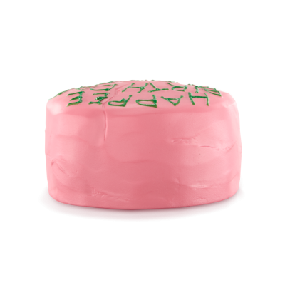 Bolo rosa redondo com texto verde HAPPY BIRTHDAY