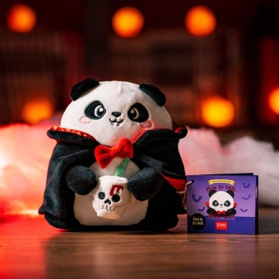 Pelúcia de panda vampiro com copo de caveira e etiqueta roxa