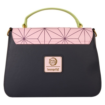 Mala de mão preta com aba rosa e alça verde clara, placa com texto 'DEMON SLAYER' e 'loungefly'