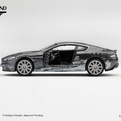 Miniatura de carro desportivo preto com porta aberta e texto James Bond 007