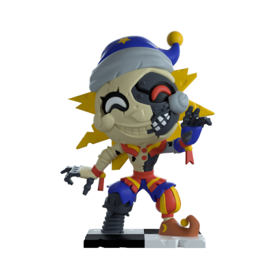 Figura de palhaço com rosto robótico e roupa colorida numa base xadrez