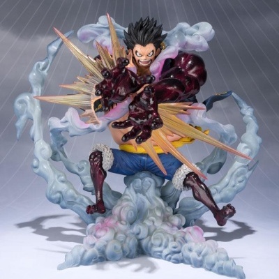 Figura de personagem de anime com efeitos de nuvens e explosões