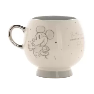 Caneca branca de cerâmica com desenho do Mickey Mouse e texto