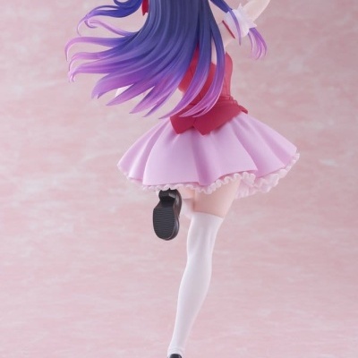 Figura de personagem feminina com vestido rosa e cabelo roxo em base estrela cor-de-rosa
