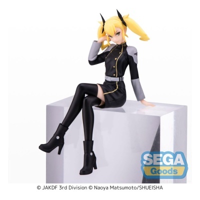 Figura colecionável de personagem feminina com jaqueta e saia pretas, sentada numa superfície branca com logo SEGA Goods