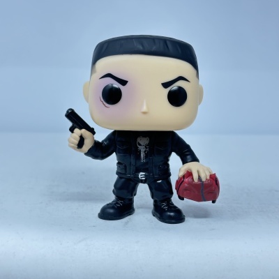 Figura de vinil colecionável com máscara vermelha e pistola preta