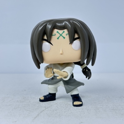 Funko Pop com cabelo preto e tatuagem verde na testa, vestido de artes marciais.