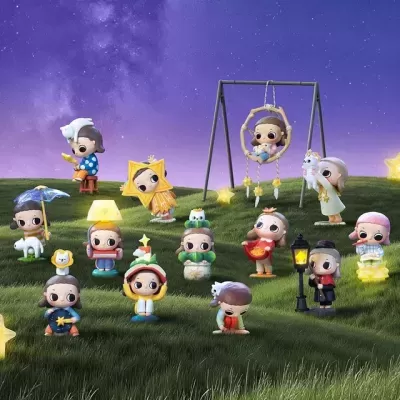 Figuras coloridas de brinquedo em relvado verde com céu estrelado roxo de fundo