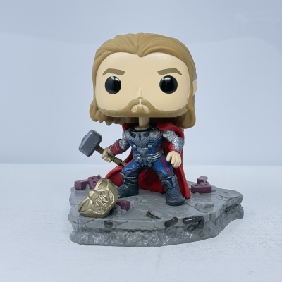 Figura colecionável estilo Funko Pop do personagem Thor com martelo e capa vermelha em base cinzenta