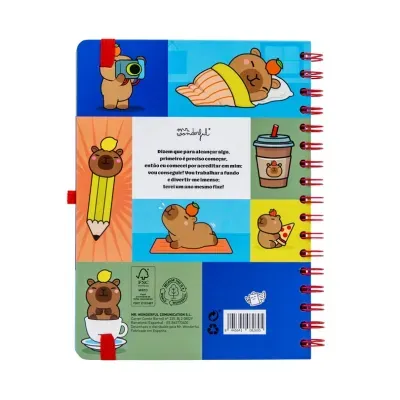 Caderno espiral colorido com desenhos de ursos e texto em português no centro.