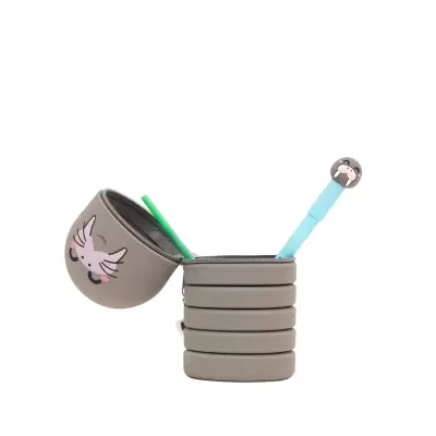 Estojo cylindrical cinza com rosto desenhado, canudo verde e caneta azul com tampa de foca.