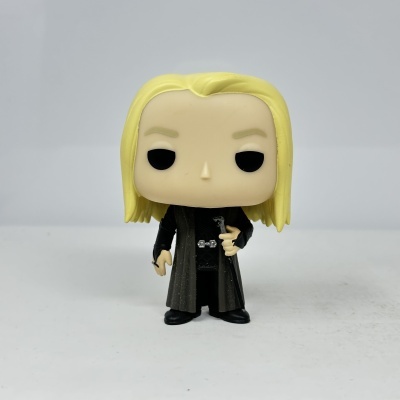 Figura Funko Pop com cabelo amarelo e roupa preta