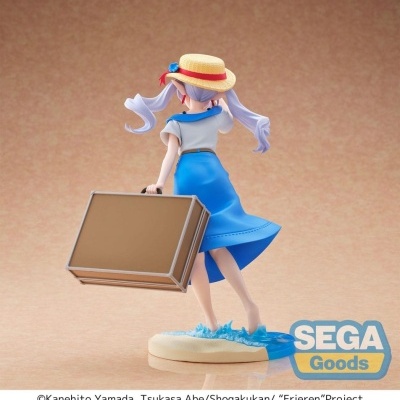 Figura colecionável de personagem feminina com mala marrom e base de areia e água