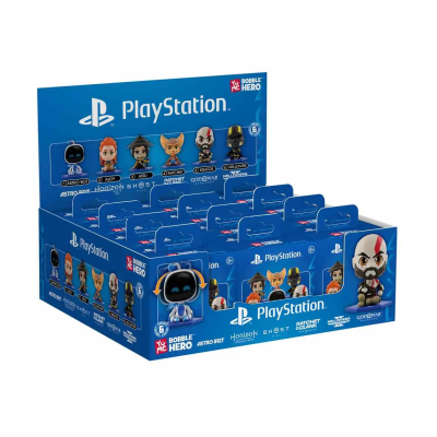 Caixa de exposição azul com figuras bobblehead de personagens PlayStation em caixas pequenas