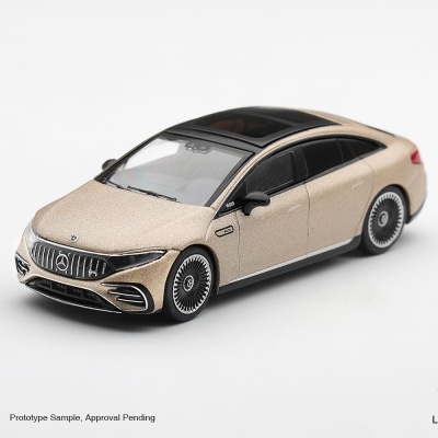 Miniatura de Mercedes-Benz EQS dourado com teto preto em fundo branco