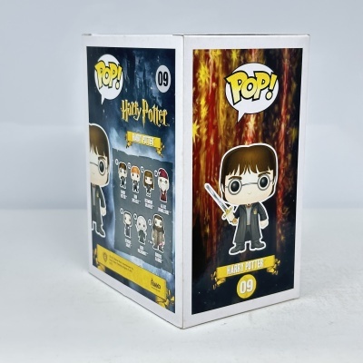 Embalagem Funko Pop! Harry Potter número 09 com imagens das figuras e fundo preto e vermelho