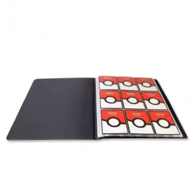 Álbum preto aberto com cartões Pokémon visíveis na página
