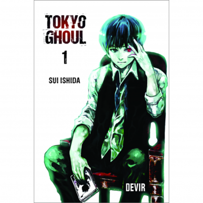 Capa do livro Tokyo Ghoul 1 com jovem sentado em cadeira verde vestindo camisa branca e colete preto