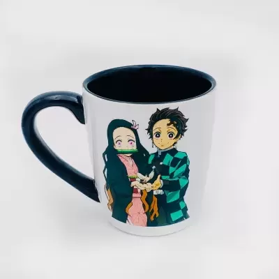 Caneca branca com interior preto decorada com personagens de anime em estilo chibi