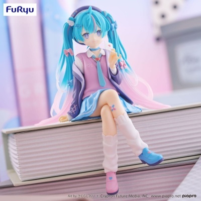 Figura de menina com cabelo azul sentado sobre um livro com o logo FuRyu no canto superior esquerdo
