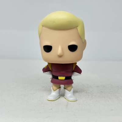 Figura colecionável de plástico com cabelo amarelo e roupa bordo.
