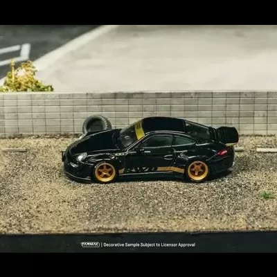 Miniatura de carro desportivo preto com jantes douradas e detalhes amarelos