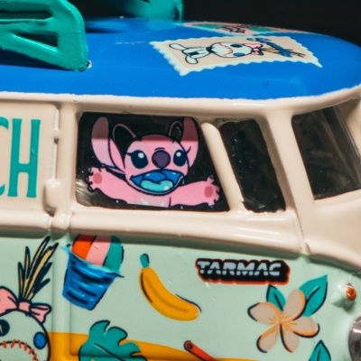 Miniatura de carrinha com decoração colorida e personagem cor-de-rosa na janela