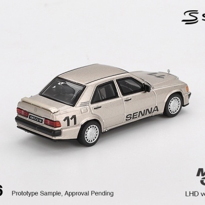 Miniatura de carro cinzento SENNA com número 11 em fundo branco