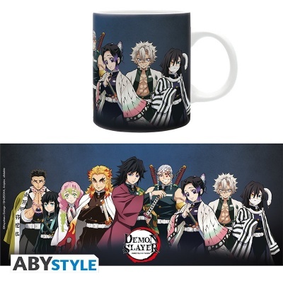 Caneca de cerâmica com personagens do anime Demon Slayer e fundo azul escuro
