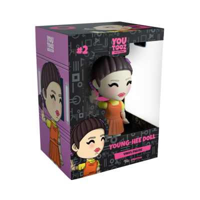 Boneca de vinil Young-Hee Doll com vestido laranja e caixa preta