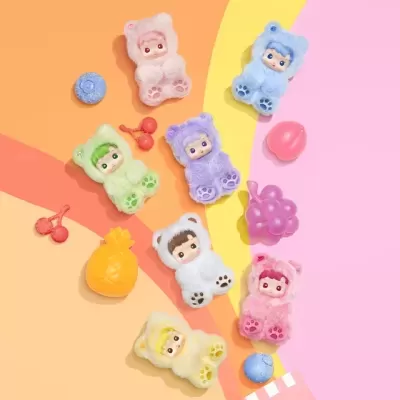 Sete brinquedos peluche coloridos com rostos humanos e objetos de frutas de plástico