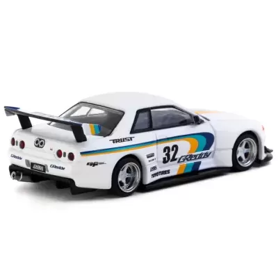Miniatura de carro de corrida branco com decalques coloridos e número 32