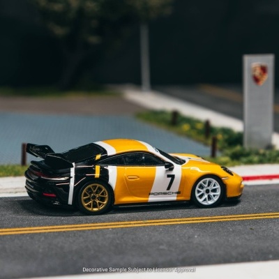 Modelo de carro desportivo Porsche amarelo e preto com número 7