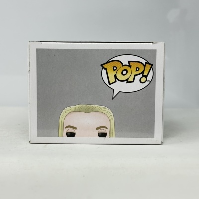 Caixa branca com figura POP loira e texto POP!