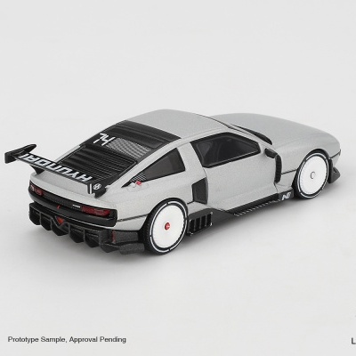 Miniatura de carro desportivo cinzento com asa traseira e rodas brancas