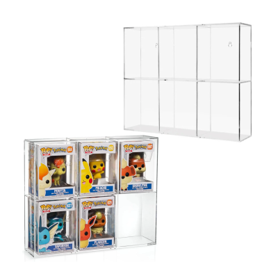 Figuras Funko Pop Pokémon em caixas acrílicas transparentes empilhadas ao lado de expositor acrílico de 8 compartimentos