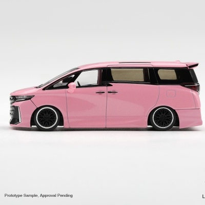 Miniatura de automóvel cor-de-rosa com janelas negras e rodas prata