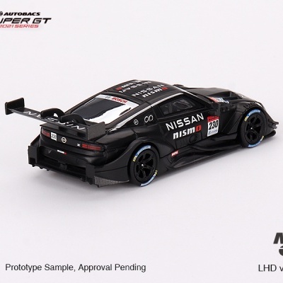 Miniatura de carro de corrida preto com logotipos NISSAN e nismo e número 230 sobre fundo branco