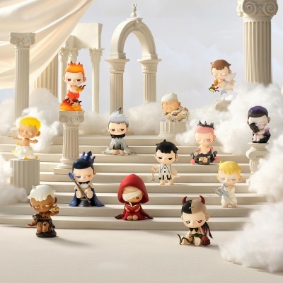 Miniaturas de personagens fantásticos em degraus brancos com colunas clássicas e nuvens artificiais.