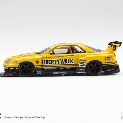 Modelo de carro amarelo com autocolantes e detalhes pretos