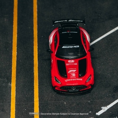 Carro desportivo vermelho de brinquedo numa pista de corrida em miniatura