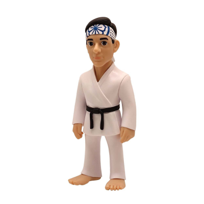 Boneco masculino com fato de karaté branco e faixa preta, bandana branca e azul