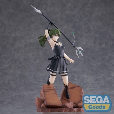 Figura colecionável de personagem feminina com vestido preto, cabelo verde, lança e base de rocha