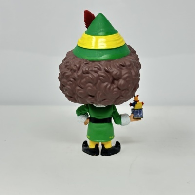 Figura de ação vestida de verde com cabelo castanho encaracolado vista de costas