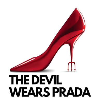Sapato de salto alto vermelho com salto em forma de tridente e texto THE DEVIL WEARS PRADA