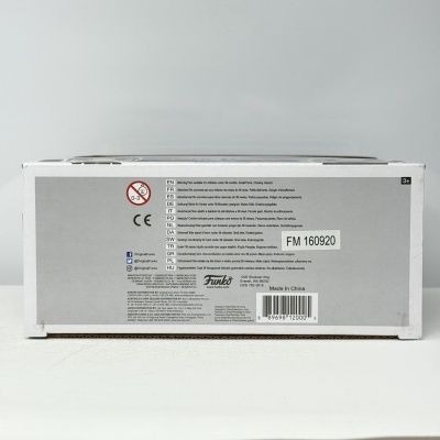 Parte traseira da embalagem branca com texto e códigos