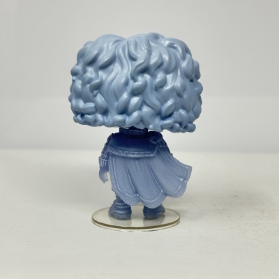 Figura Funko Pop azul vista de trás com cabelo encaracolado e capa detalhada