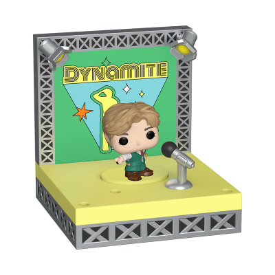 Funko Pop personagem no palco com microfone e fundo verde com texto DYNAMITE